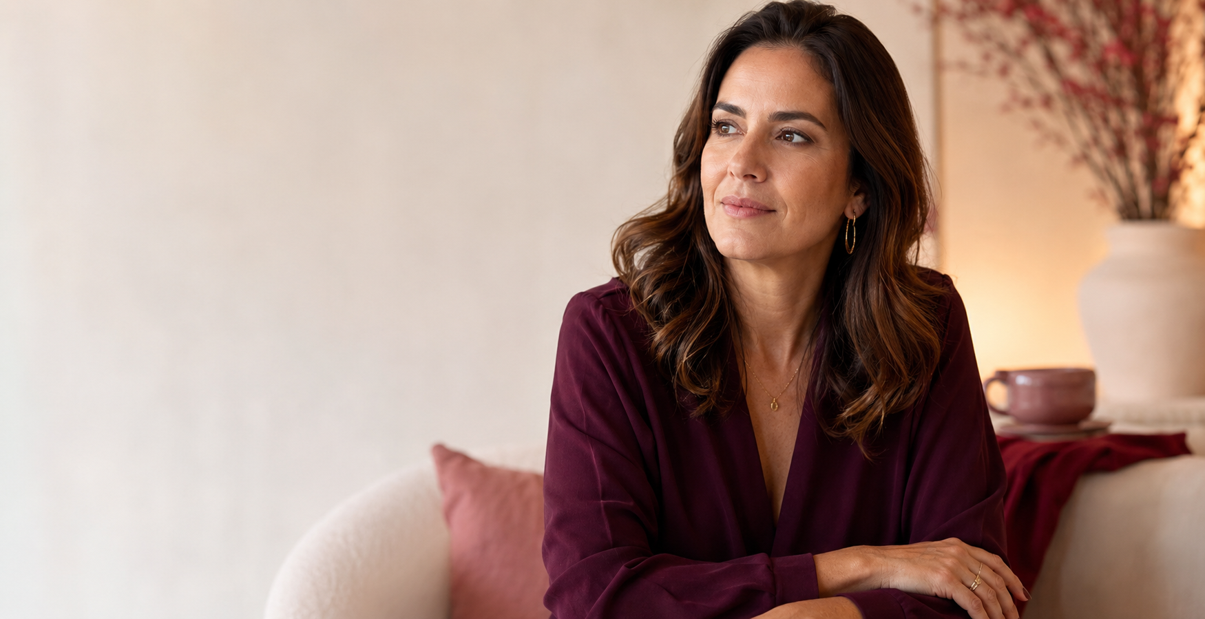 Mulher serena reservando um momento para si